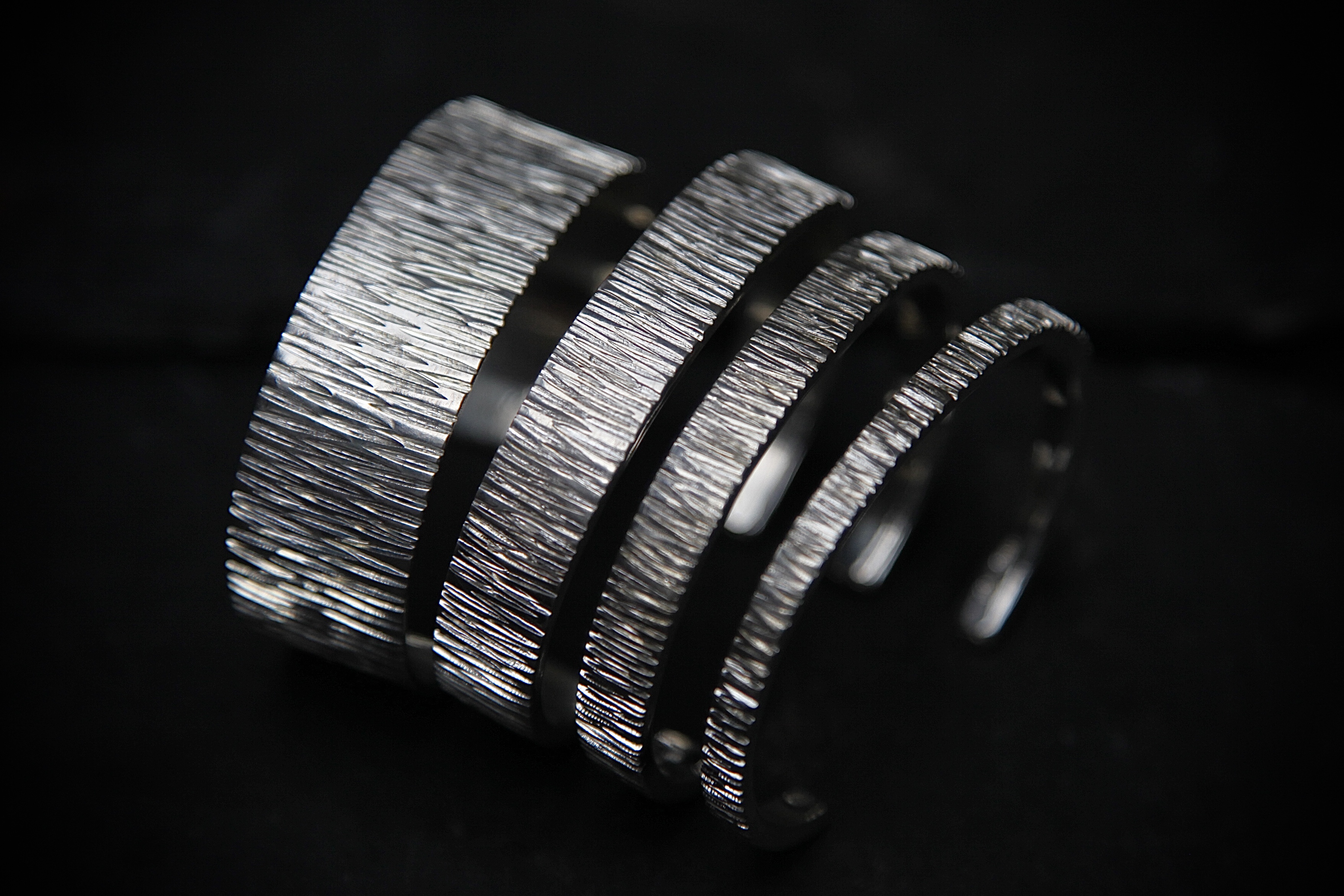 市松 – NATIVE – 鑽打バングル | Belluria