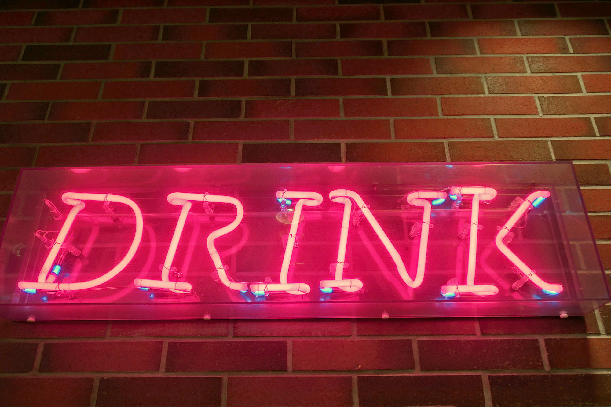 昔ながらの懐かしい光。ネオン管の看板とは | DIGISPOT（デジスポット）