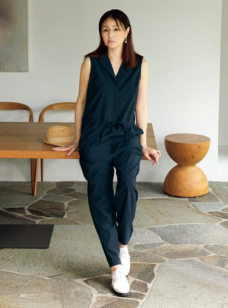 井川 遥が着こなす「loin.の秋色夏素材」 éclat2024年特集 | HAPPY