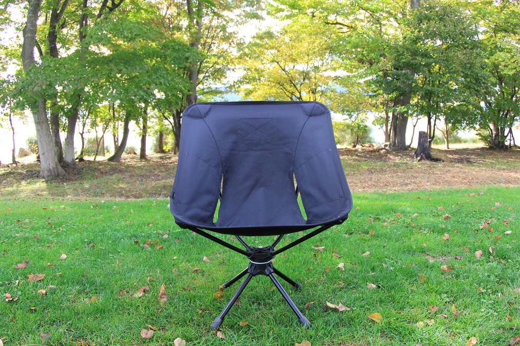 立ち上がらずに済む快感！「Helinox タクティカル スウィベル チェア