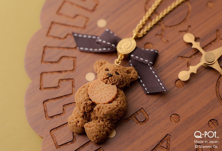Q-pot.新作「テディベア モカクッキー」のアクセサリー、ビスケットを