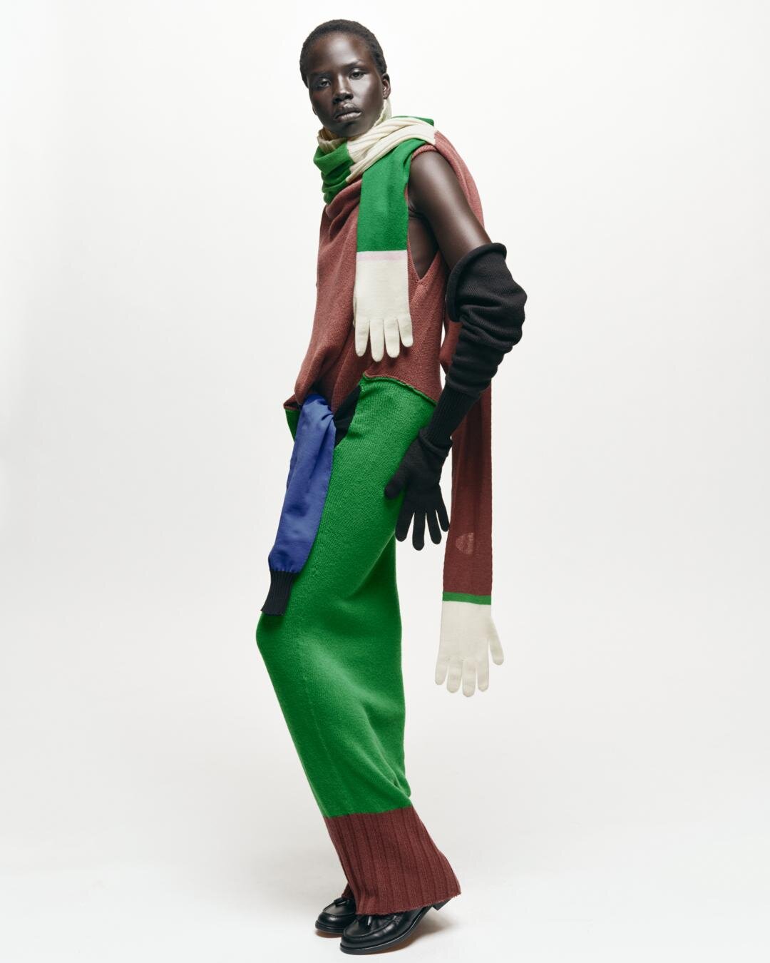 イッセイ ミヤケ“袖だけで構成”したニットウェア、ワンピースや