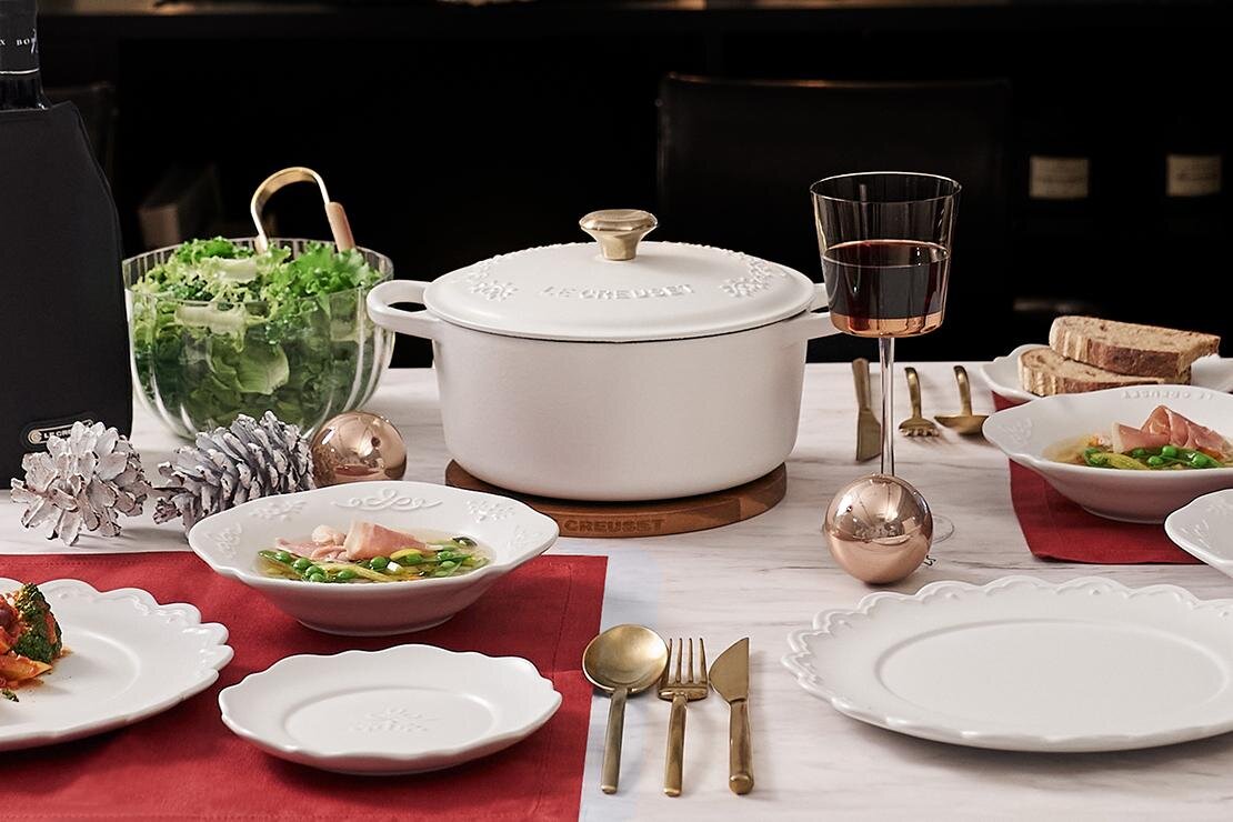 ル・クルーゼの25年クリスマス限定“蔦や花のレース”ココット鍋＆フタ
