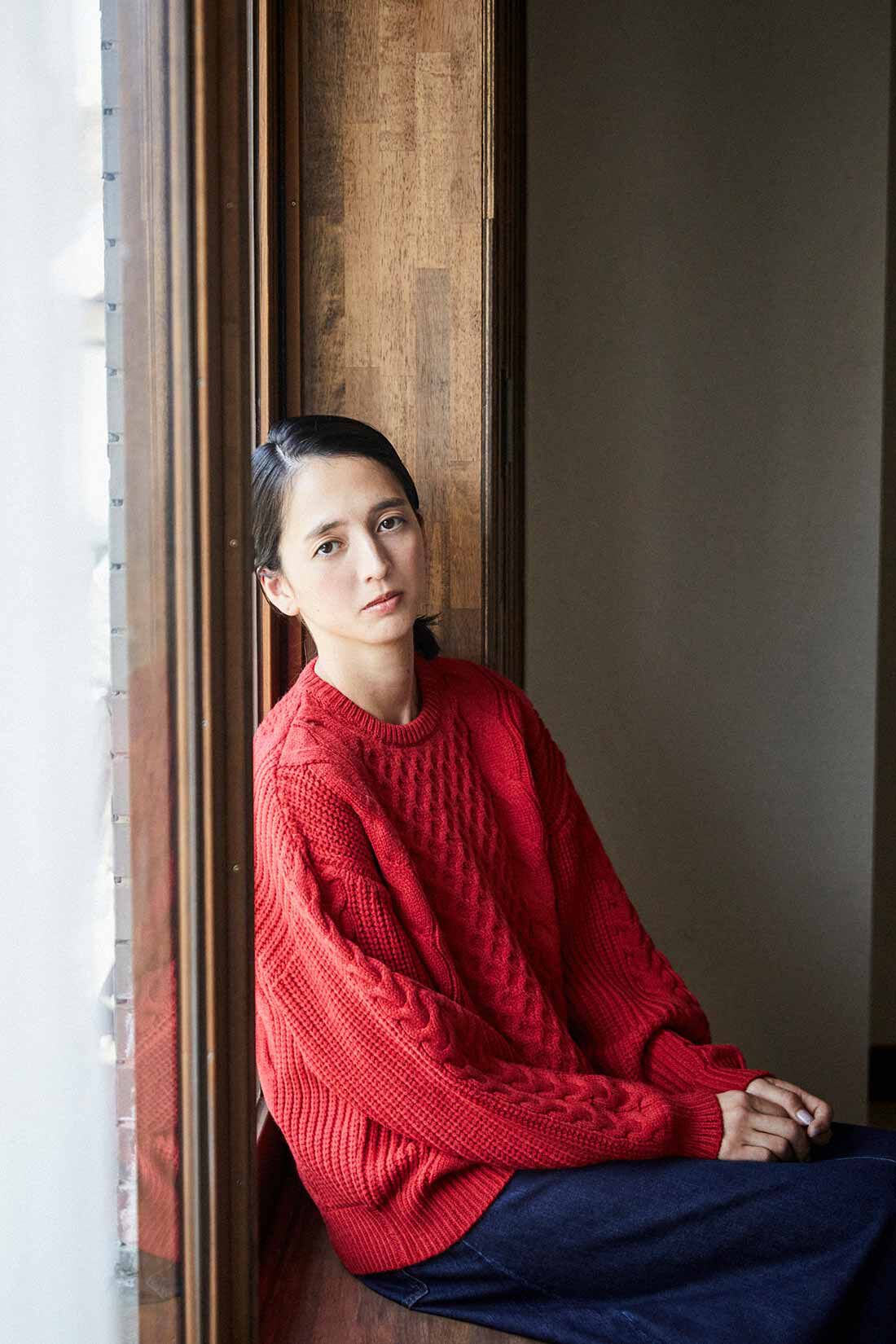 THREE FIFTY STANDARD ボリューム袖のケーブルニットセーター〈レッド