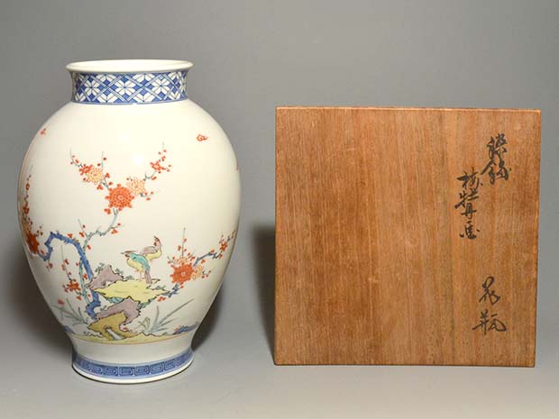 大作 十三代 酒井田柿右衛門（作）染錦鳥に梅牡丹図花瓶 高さ36cm 共