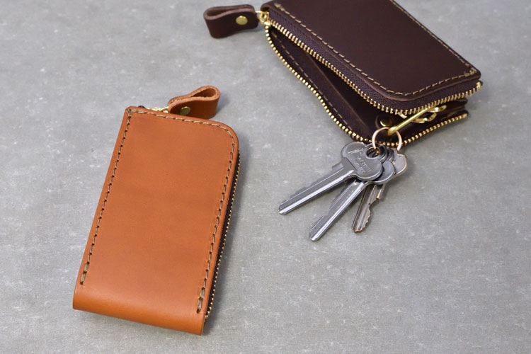 ジャバラマチで取りやすい縦型ラウンドファスナーキーケース / 革鞄の
