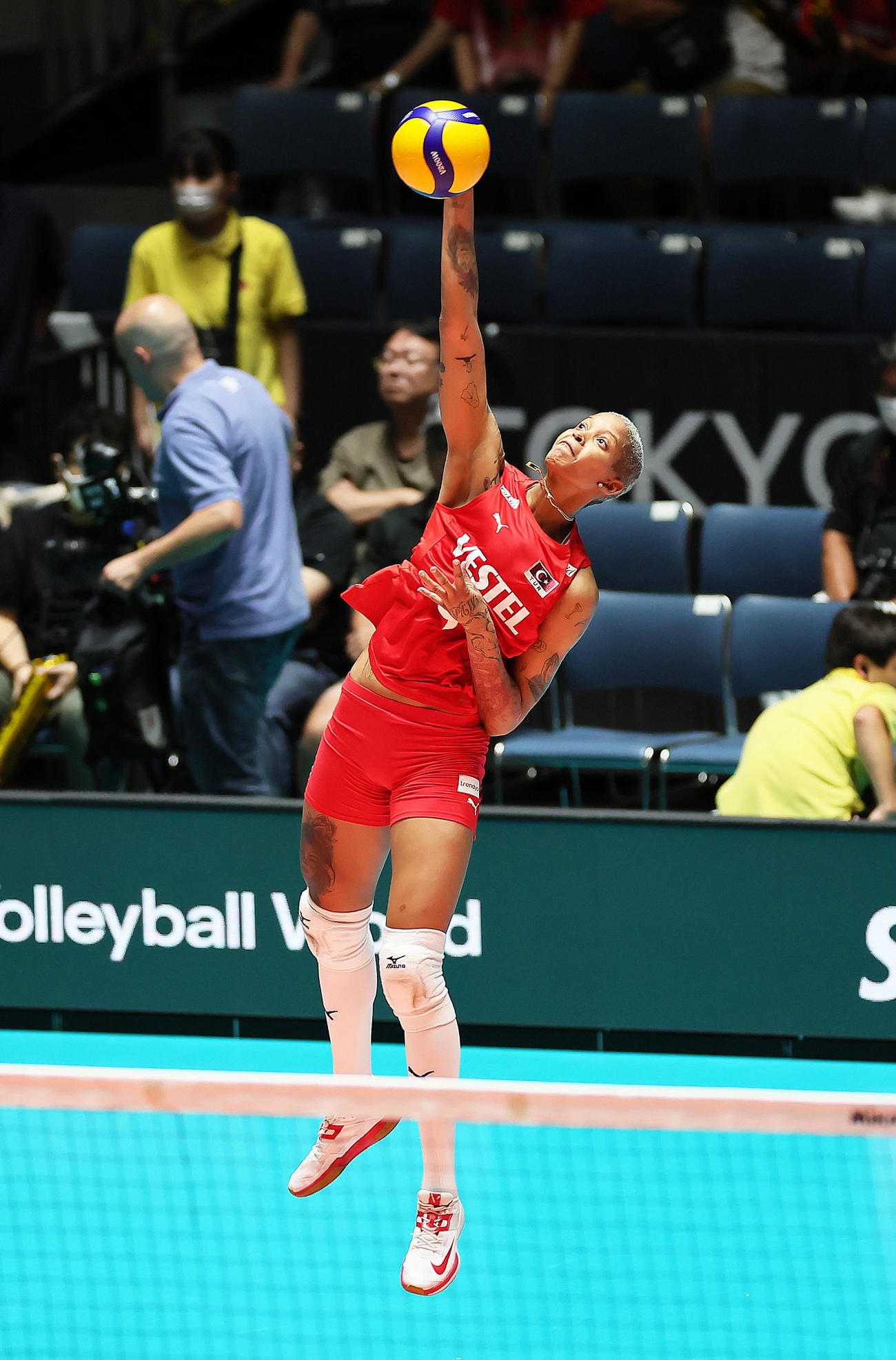 バレー】トルコのバルガスが「えぐ」仰天サーブ連発！身長194センチ