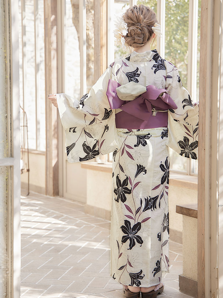 即日発送！】【浴衣】白地×百合柄浴衣 【浴衣3点セット 浴衣/帯/下駄