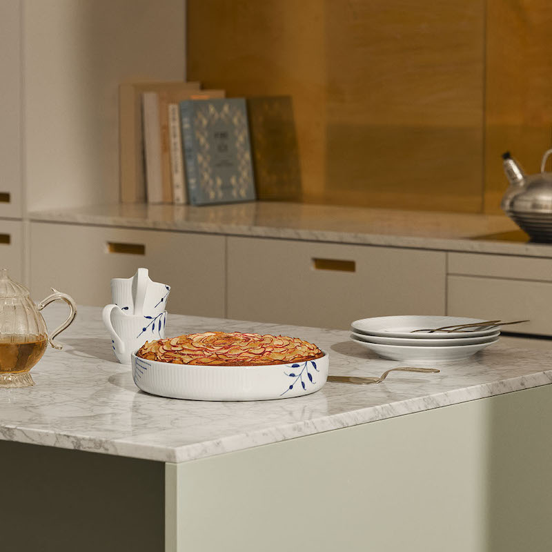 ブルーフルーテッド メガ オーブンウェアラウンド|ロイヤル