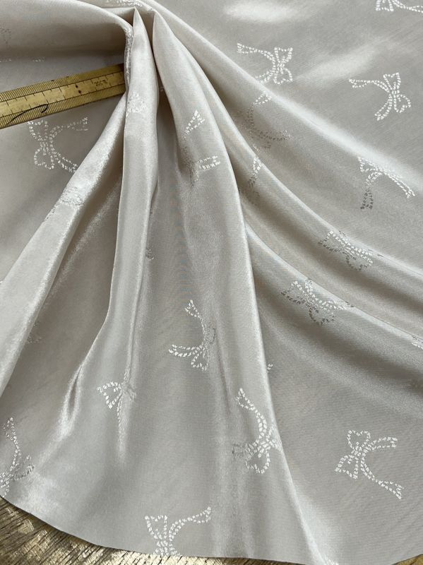 生地：シルクタッチレーヨン100％リボン柄（薄ベージュ） - 日暮里繊維