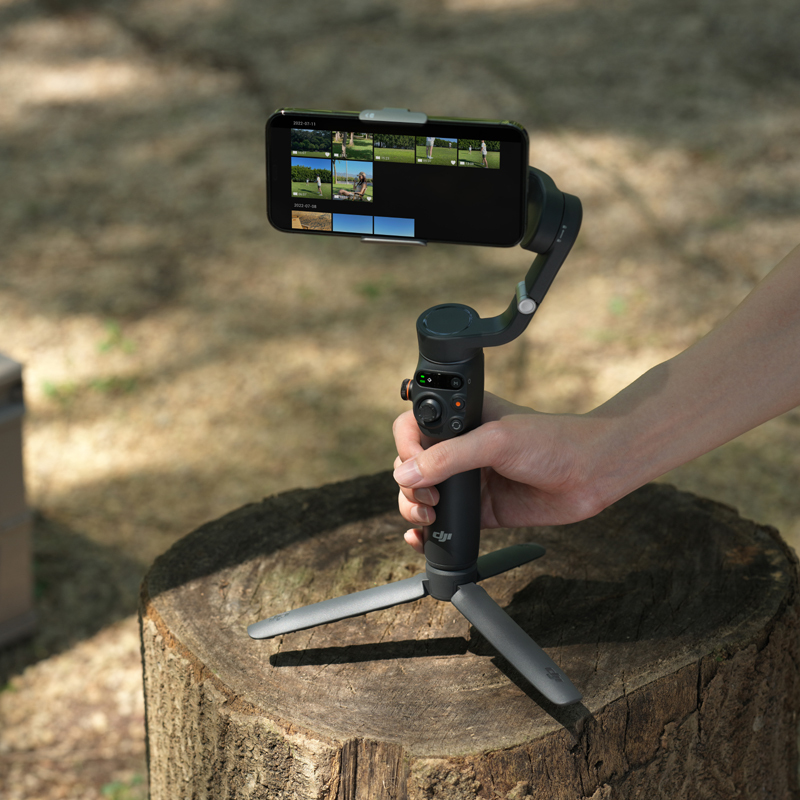 DJI、持ち運び簡単でクイック起動できるスマホスタビライザー「Osmo