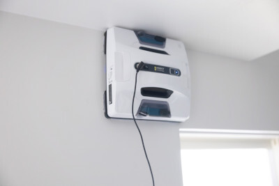 年末に間に合わなくても大丈夫、2023年の窓掃除は「HOBOT R3」で自動化