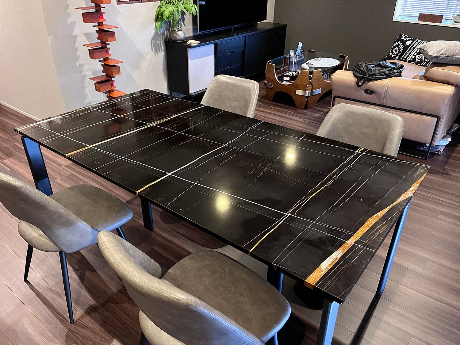 黒御影石天板のリビングテーブル