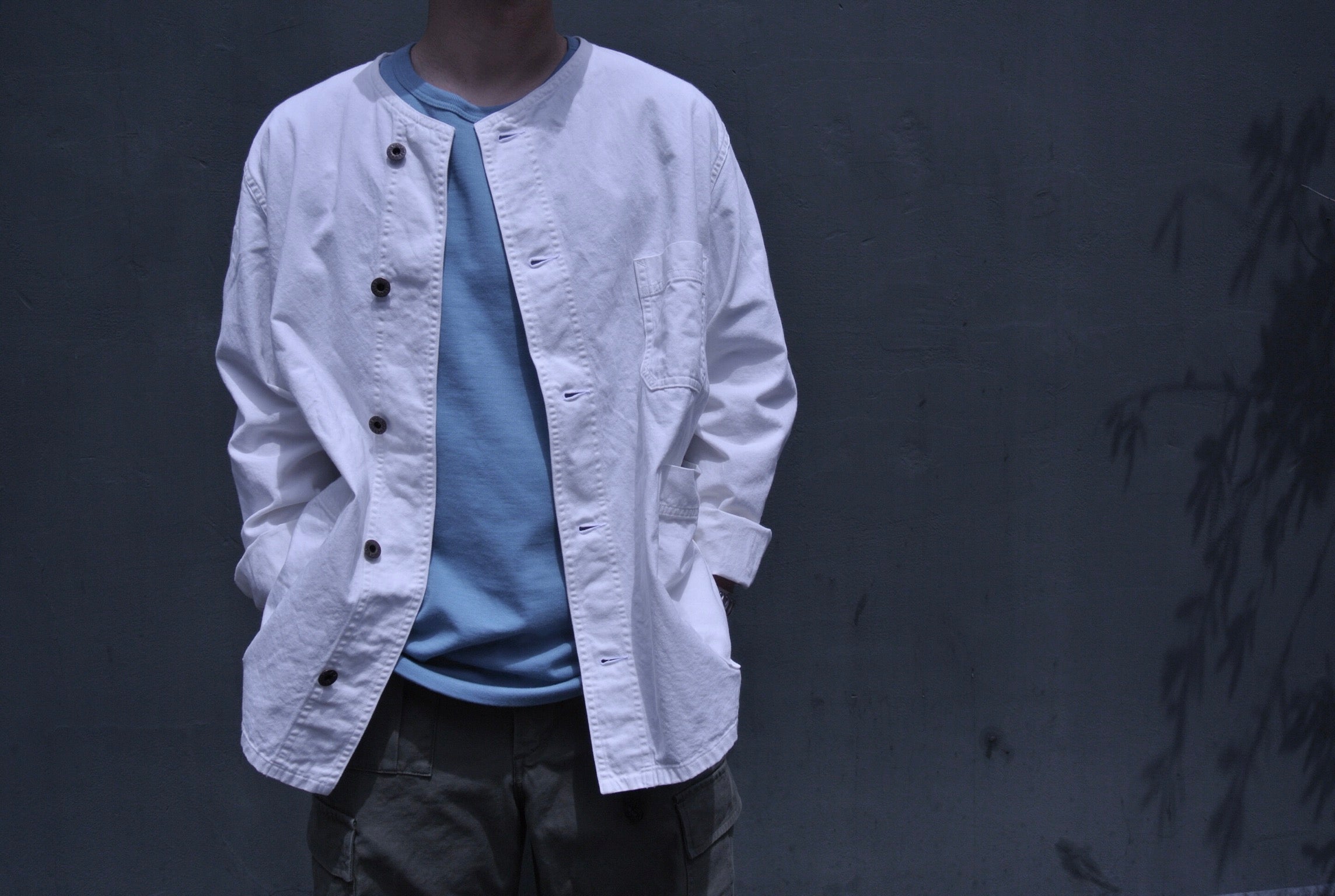 羽織としても使えるノーカラーシャツ – ナイジェル・ケーボン