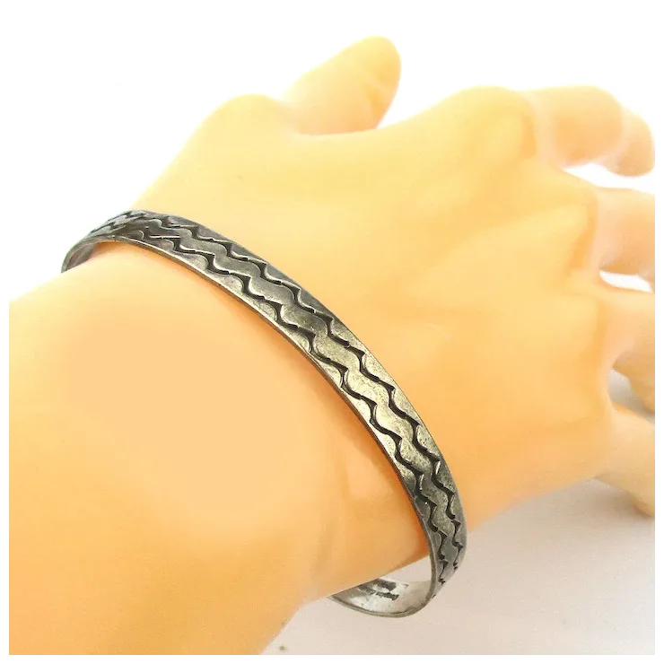 Navajo Douglas Etsitty Sterling Silver Bangle Bracelet. For Sale