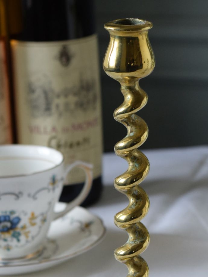 アンティークのおしゃれな真鍮製の燭台、ツイストのブラスキャンドル