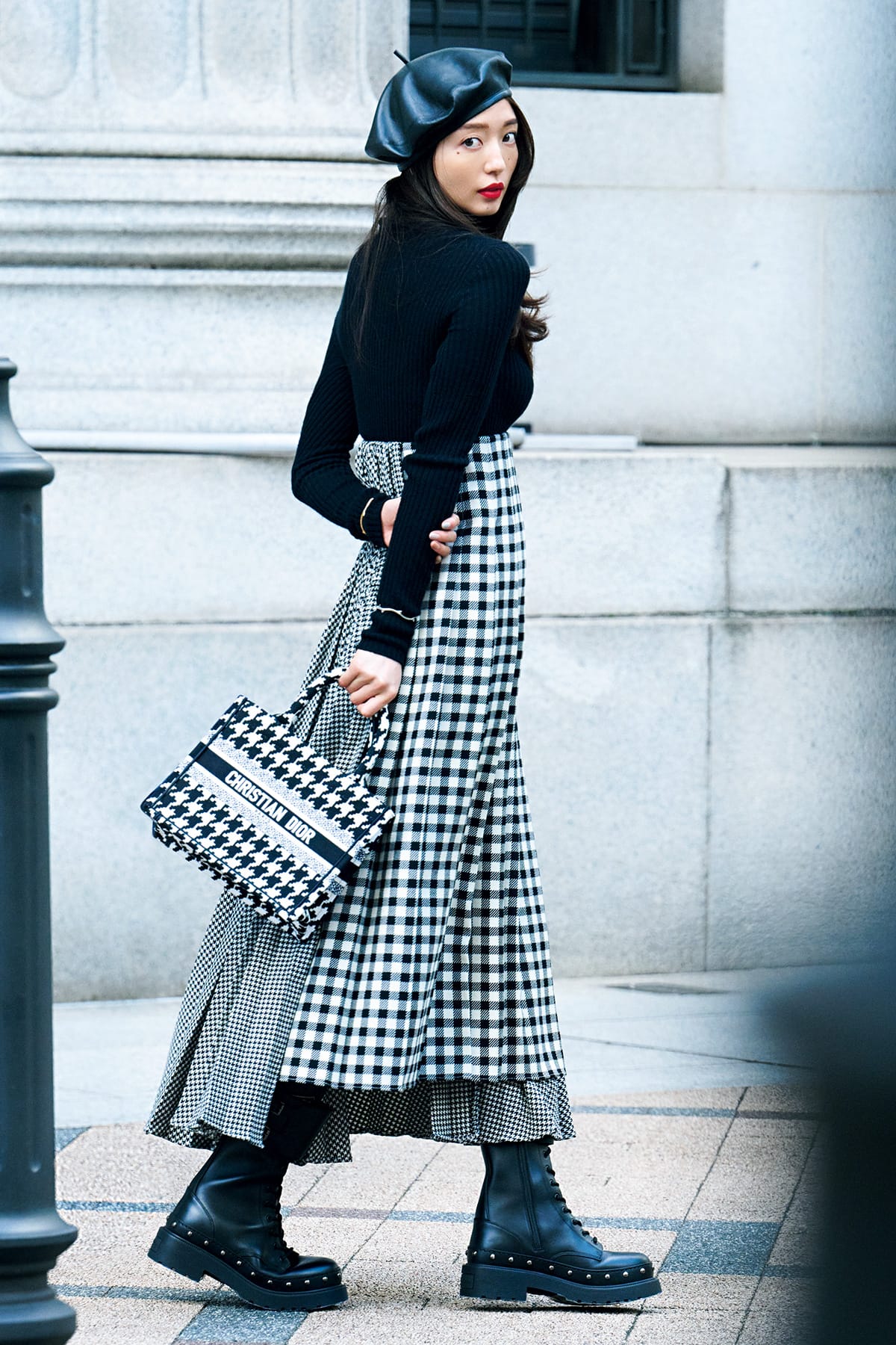 ディオール】大人可愛い、シックな「チェックスカート」をモノトーンで