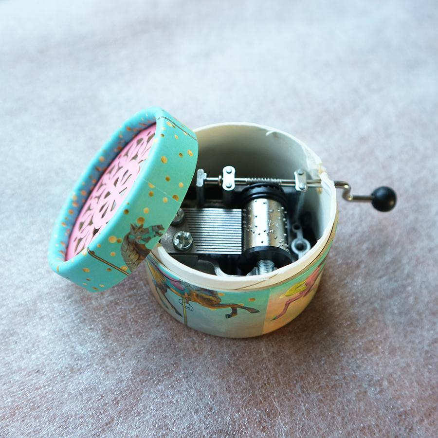 ドイツベルルレット社製 手巻きオルゴール／カルーセル 18弁量産