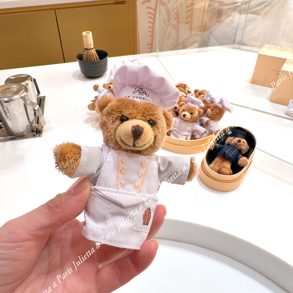 リッツ・パリのパティシエ・テディーベアのバッグチャームは争奪戦