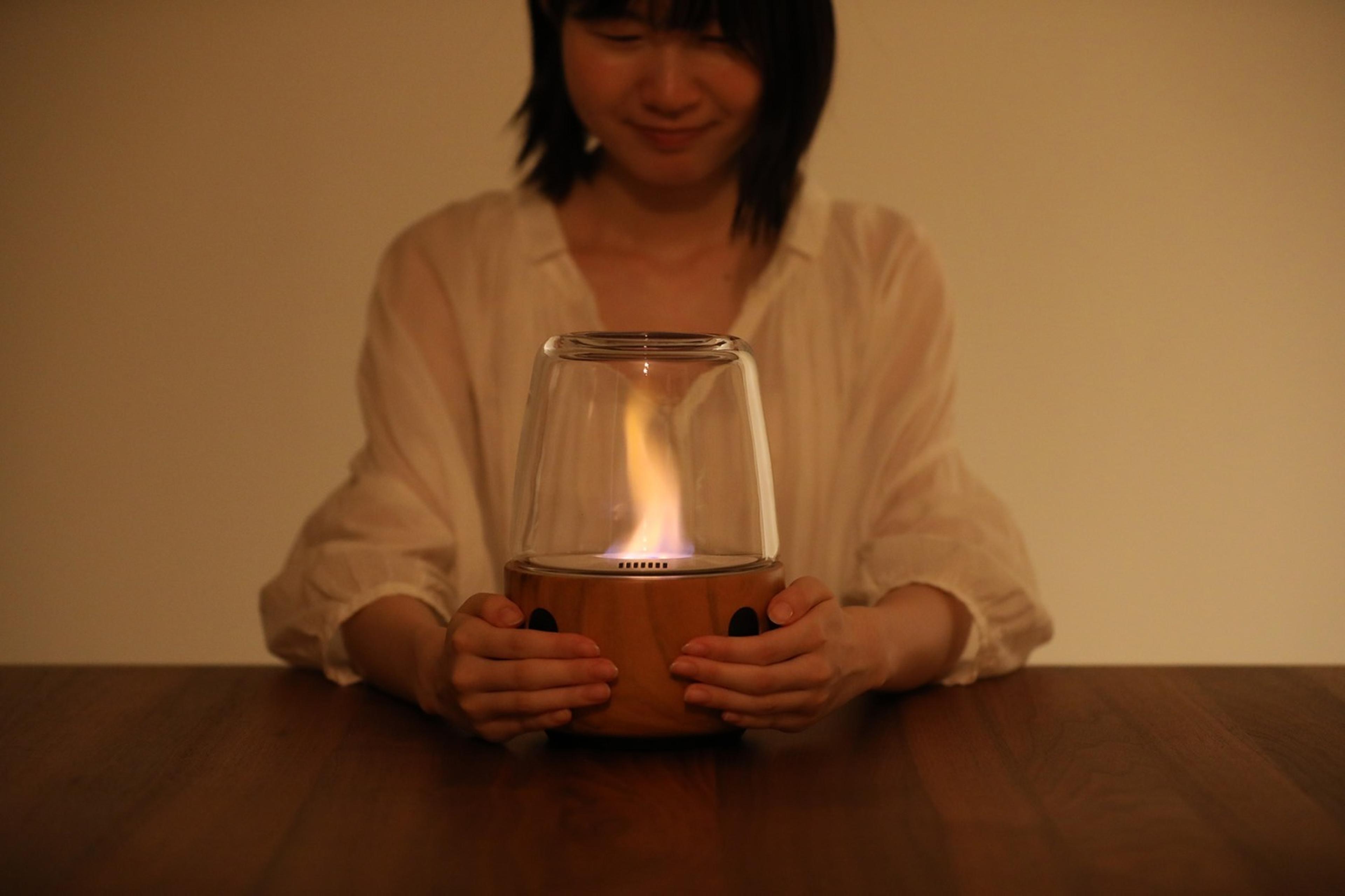 手で包みこむだけで着火する不思議なランタンRe:ful(リフル) ストーブ