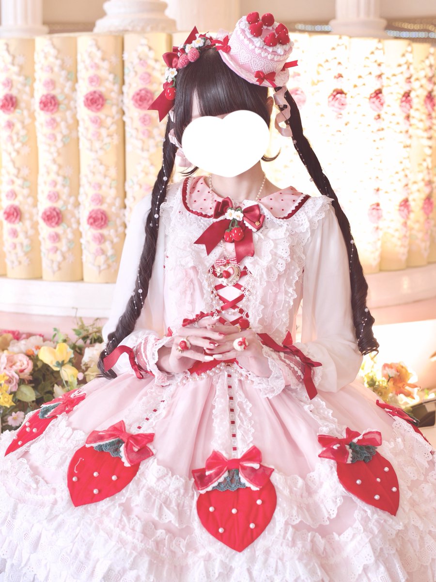 いちごモチーフが大好きすぎて、コーデの色んなところにいちごが