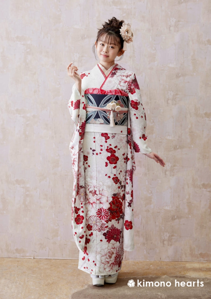 白地に赤色の梅、牡丹、菊。清楚な雰囲気の古典柄振袖 | kimono hearts