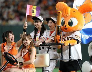 ももいろクローバーZ」のスピードガン対決に大歓声――ももクロナイター