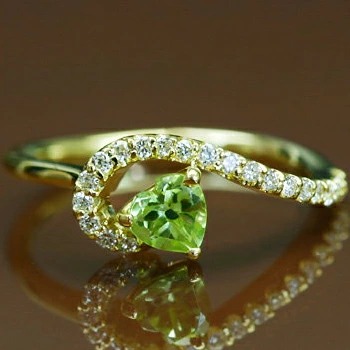ペリドットXダイヤモンド“プティ・ハート”ピンキーリング PT900 K18