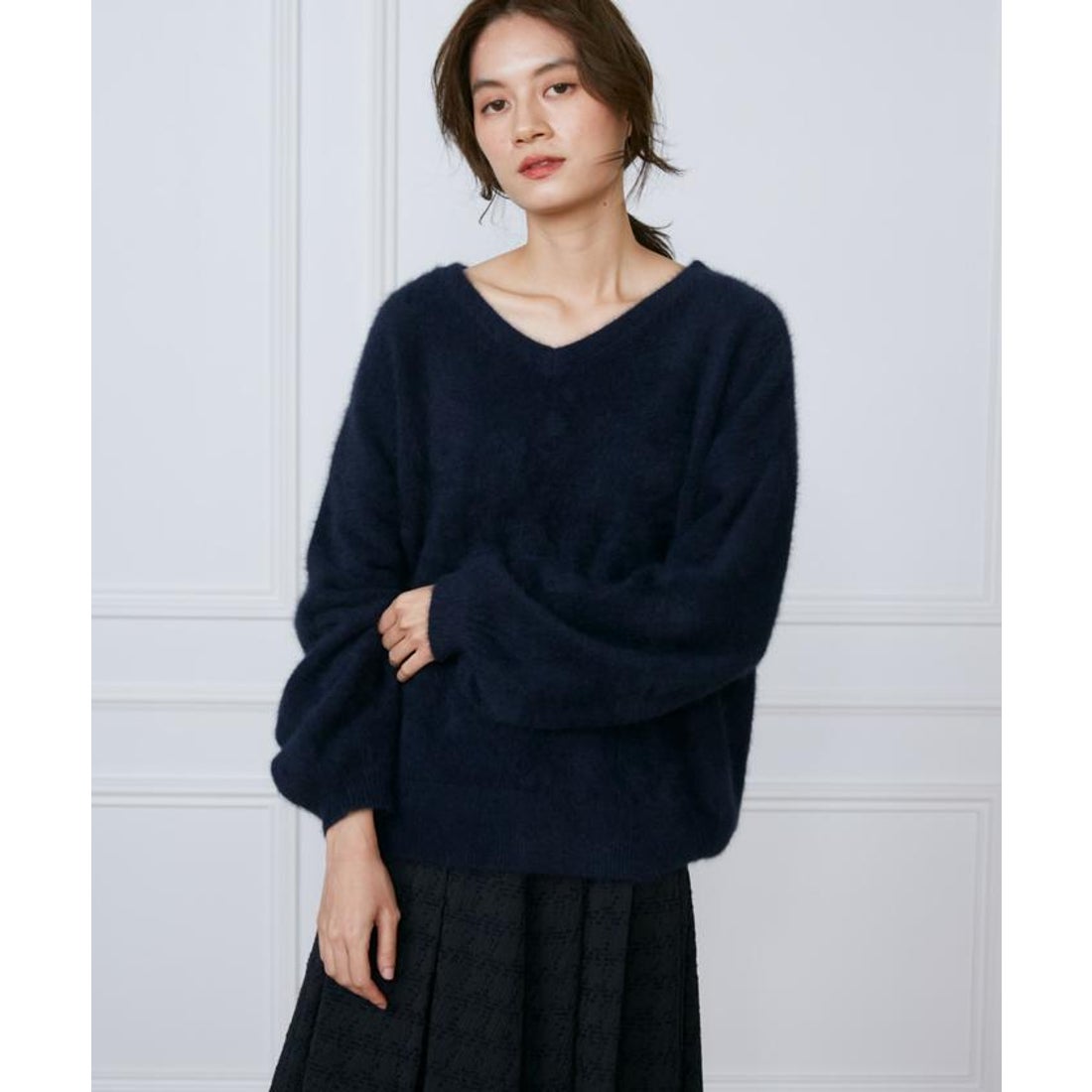 イネド INED フォックスカシミヤVネックニット （ネイビー