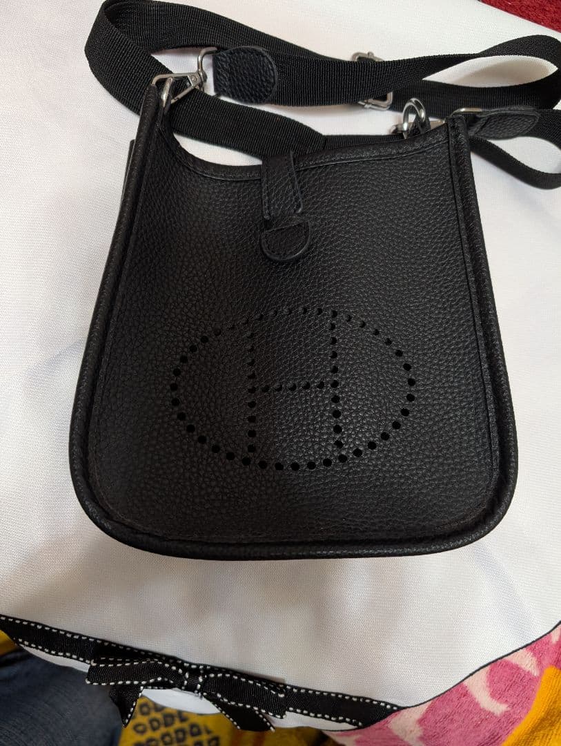ブラックレザー パンチング ショルダーバッグ パンチングの型押しを施したレザーバッグが新作で登場