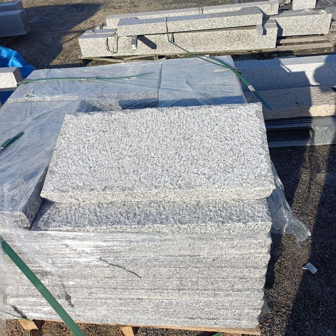 ベトナム産白300✕600✕50ミリ敷石五面のみぎり仕上げ 計400枚セット ベトナム白 敷石のみぎり仕上げ | 石材問屋 渋谷石材株式会社 | 燈籠