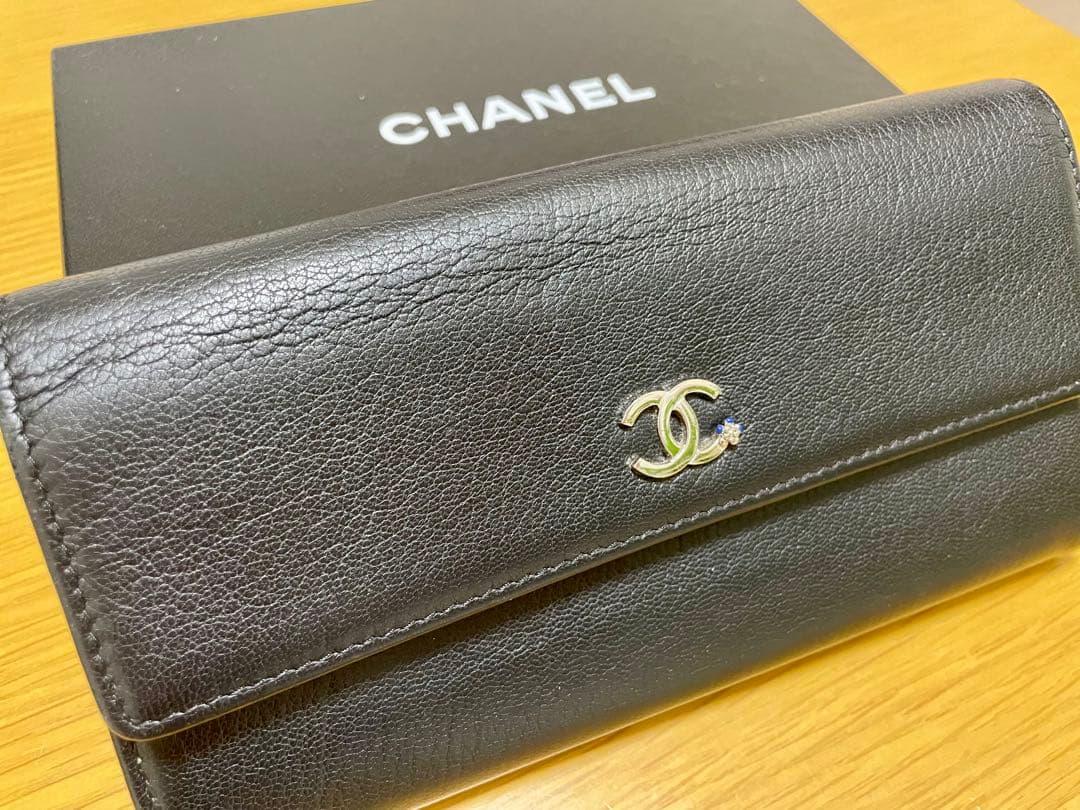 CHANEL ラッキーフラワー 財布 シルバー クルーズコレクション 希少・美品 新品 CHANEL ミニ財布 黒 シルバー金具 BIG CCマーク AP3725 (CHANEL