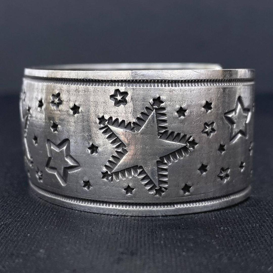 NAVAJO Derrick Cadman シルバースタースタンプワークバングル - メルカリ