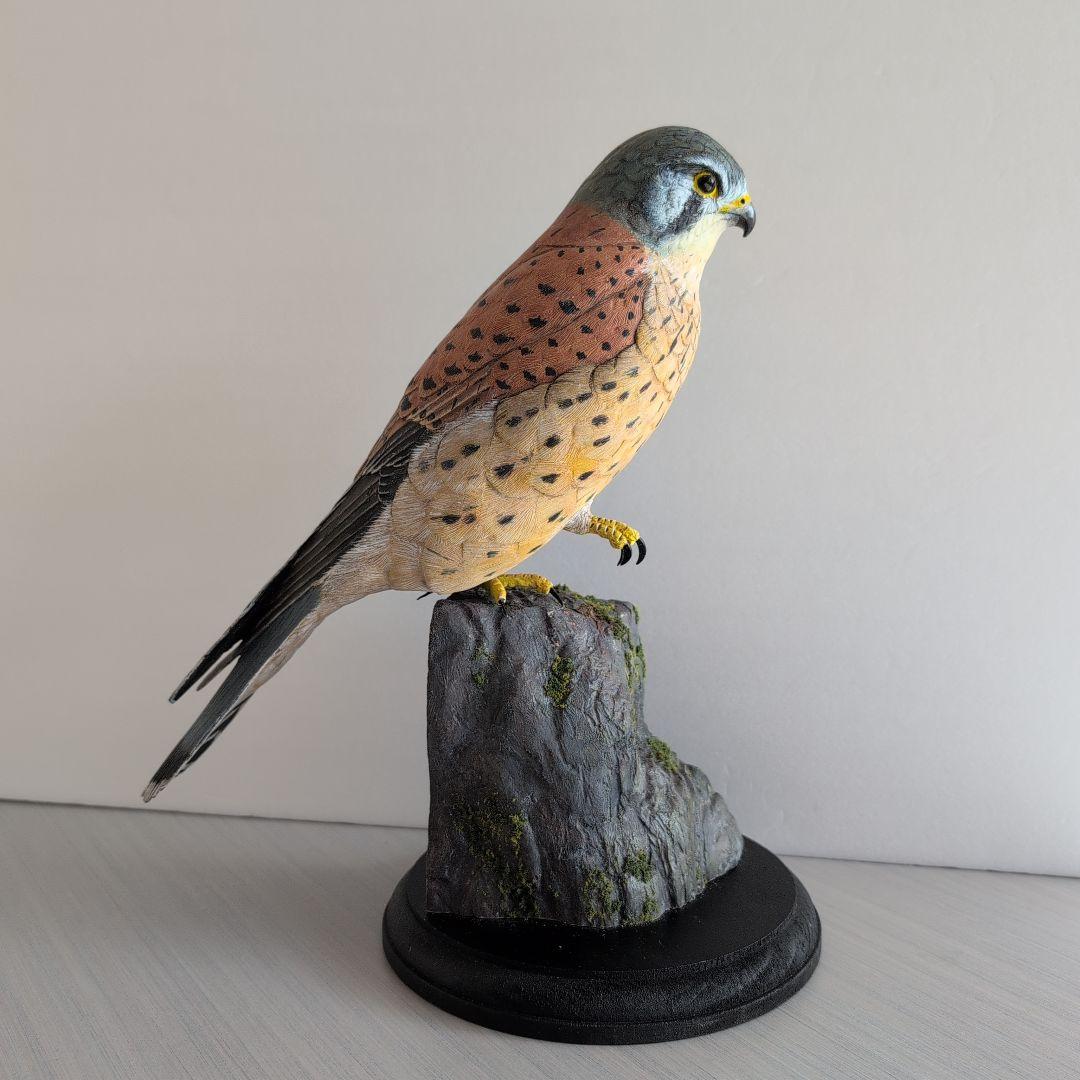 チョウゲンボウ 木製台座付き　　 　　木彫の野鳥　バードカービング置物　彫刻 バードカービング作品 カワセミ 鳥の木彫り 彫刻 ume 通販 14557711