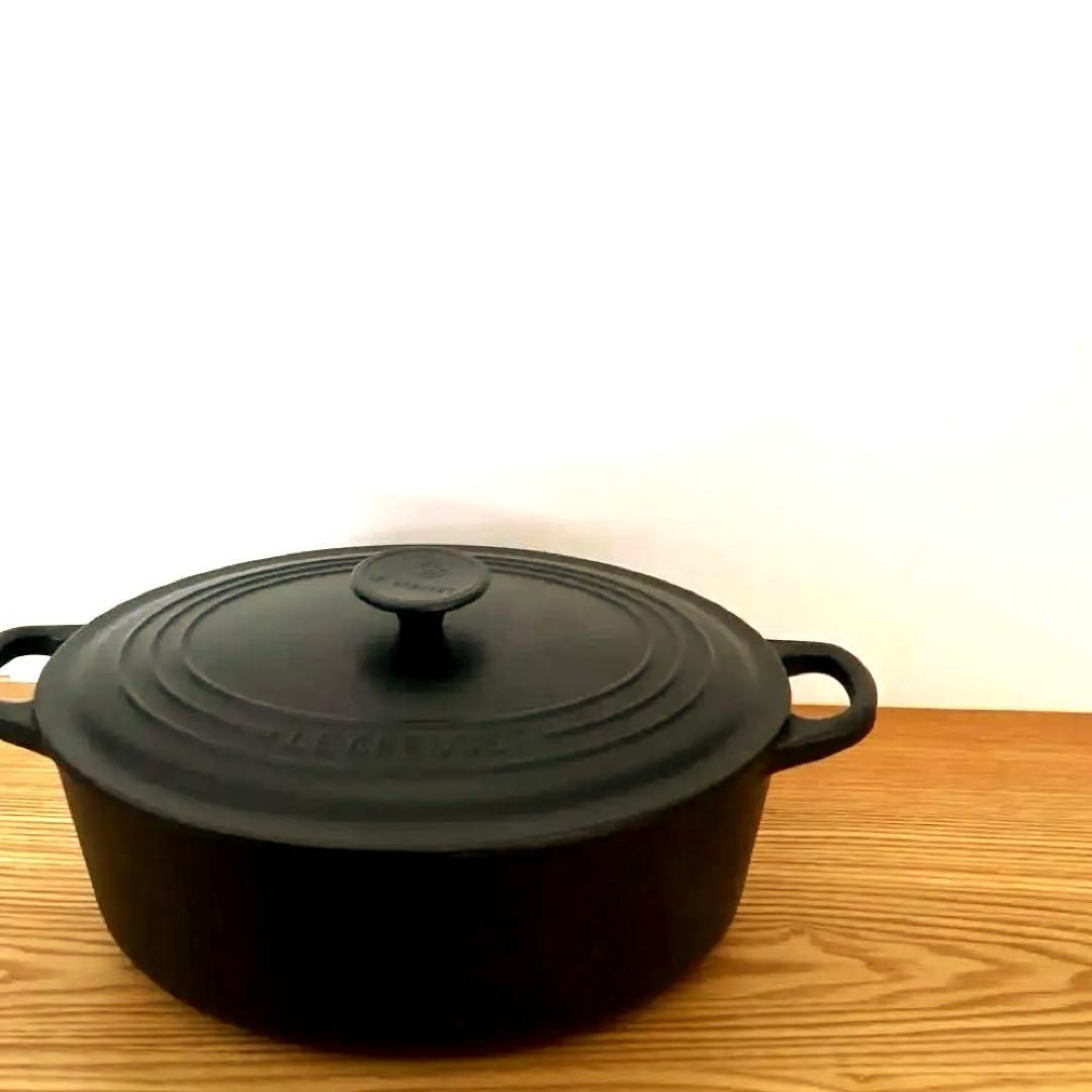 【廃盤　美品】　ル・クルーゼ　ココットオーバル　両手鍋　27㌢ マットブラック Amazon｜ル・クルーゼ(Le Creuset) 鋳物 ホーロー 鍋ココット