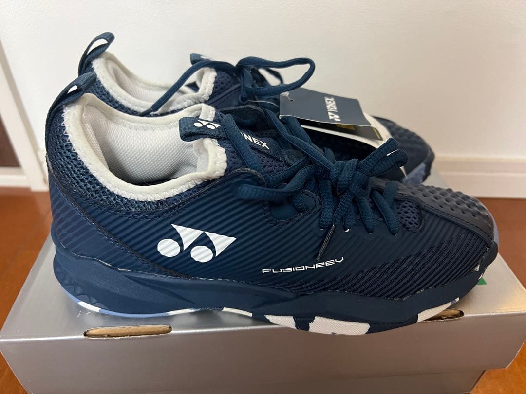 【未使用品】YONEX フュージョンレブ4メンGC 24.5 ネイビーブルー パワークッションプラス搭載のヨネックステニスシューズ『 FUSIONREV 4