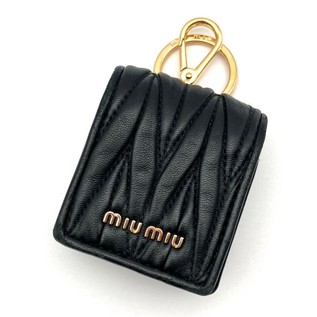 miumiu ミュウミュウ マテラッセ airpods ケース 黒 レザー 美品 miumiu(ミュウミュウ) マテラッセ AirPods Pro ロゴレザーケース 小物