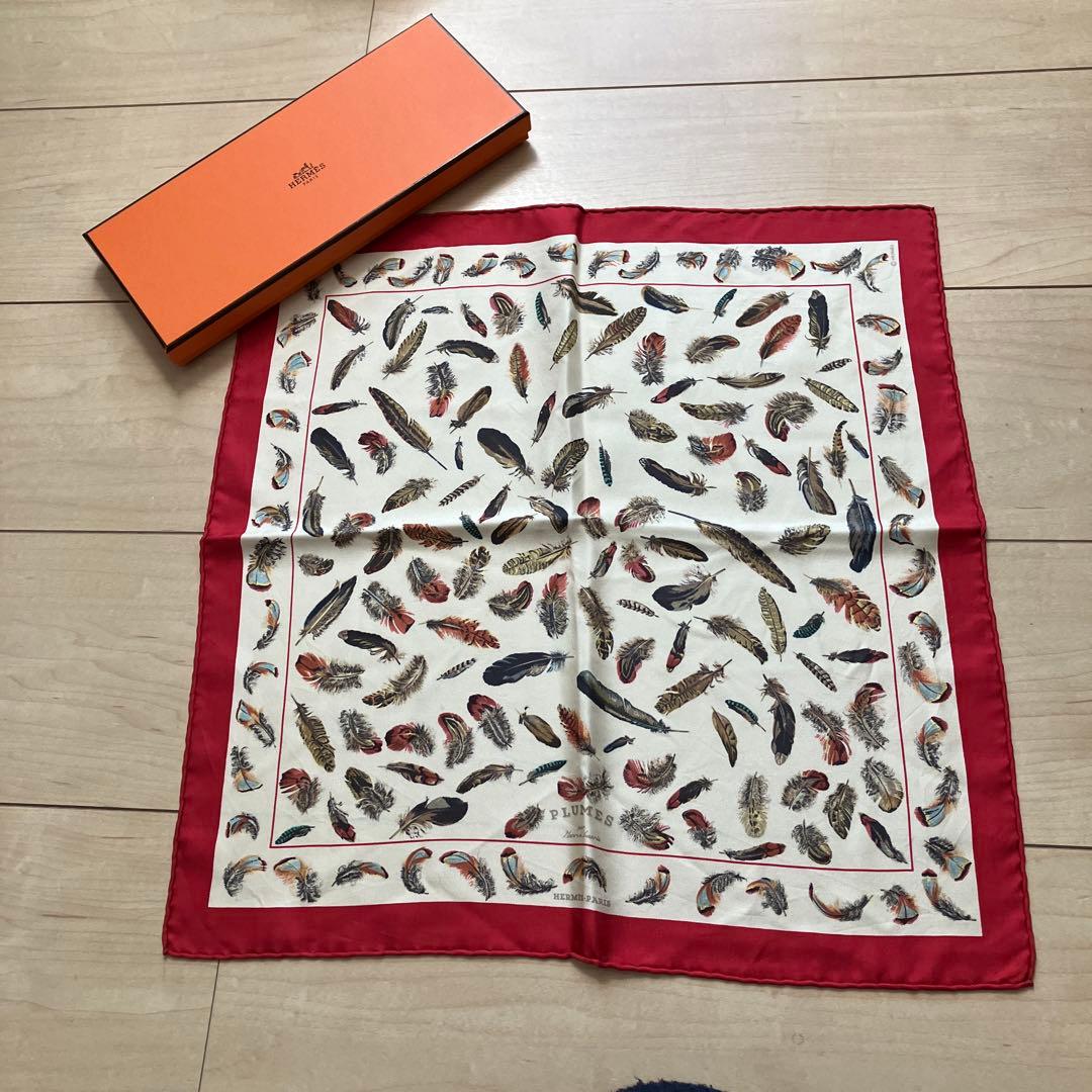 Hermès PLUMES プチカレ羽根プリント スカーフ　カレ45 Hermès PLUMES プチカレ羽根プリント スカーフ カレ45