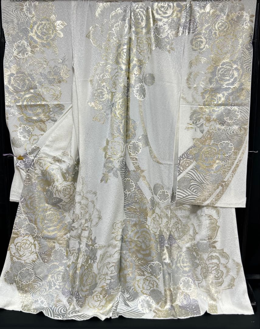 振袖 白地金彩銀彩薔薇　振袖単品未仕立て 振袖 白地金彩銀彩薔薇 振袖単品未仕立て