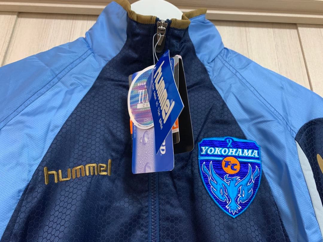 横浜FC hummel オーセンティックモデル　レインジャケット　新品未使用 横浜FC hummel オーセンティックモデル レインジャケット 新品未使用