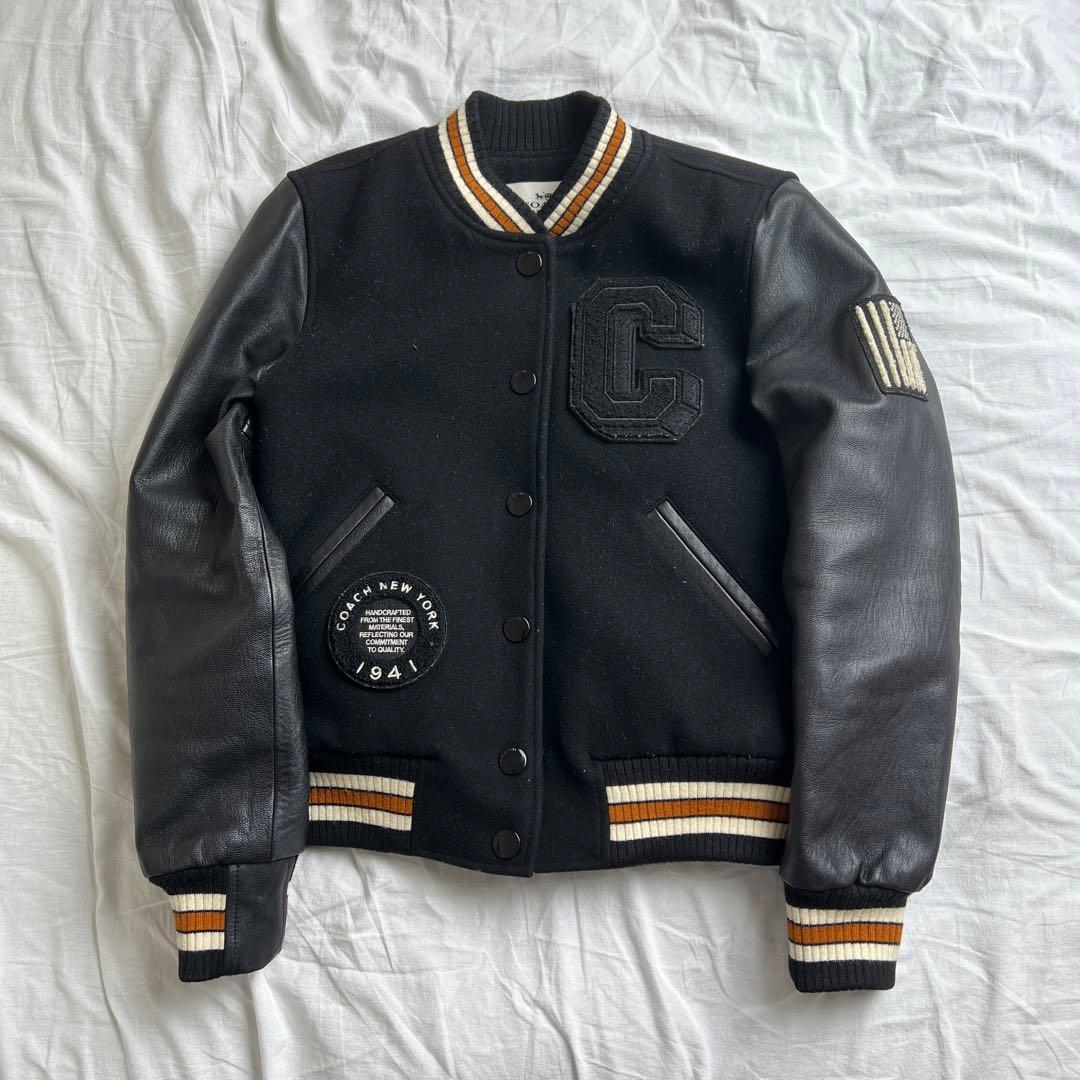 COACH コーチ スタジャン バーシティジャケット ブラック - メルカリ