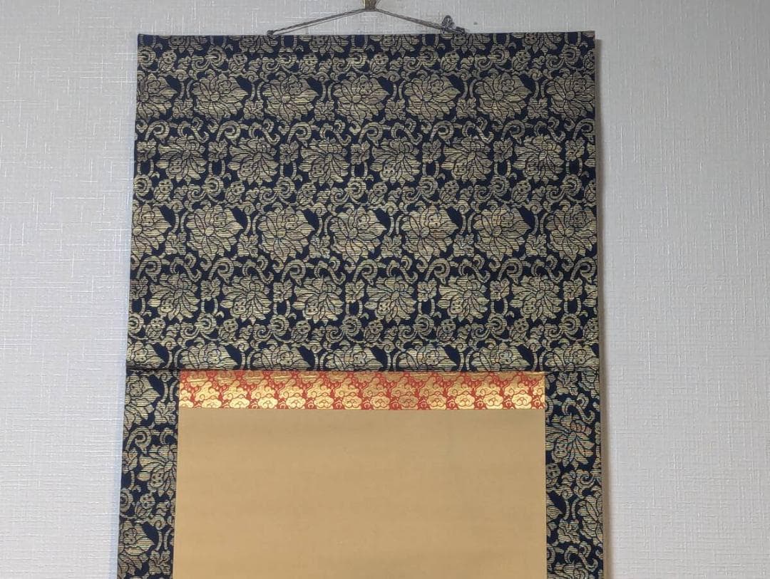 真作】掛軸 慈愛の白衣観音 清らかな救済の姿 蓮華に立つ観音