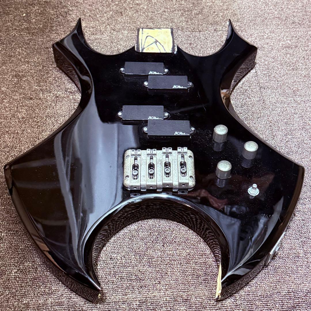 変形エレキベース　フレットレス　b.c.rich VIRGO