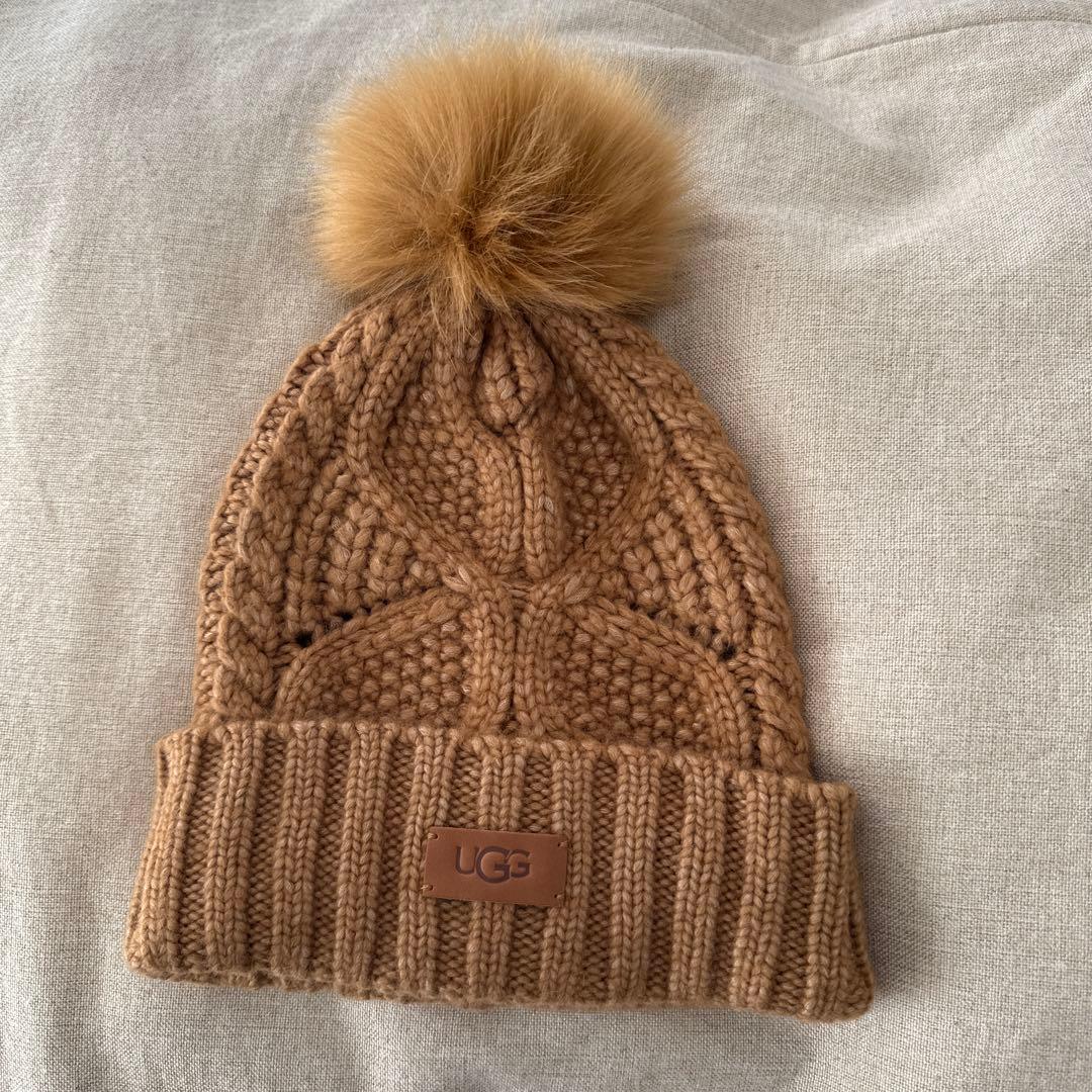 nm　UGG ベージュ ポンポン付きニット帽 OS/TU UGG（アグ） ニット帽 Cable Beanie with Pom ケーブル ビーニー
