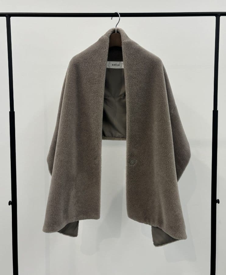新品未使用　SOÉJU ソージュ　ウールボアケープ　グレージュ　大草直子 ソージュ】高見えNo.1のボアケープ！ by 大草直子｜着こなしサンプル