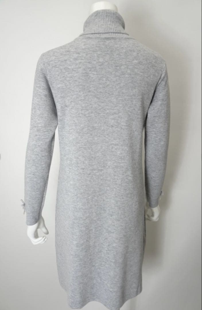 スーパービューティー☆44☆新品タグ付き胸元刺繍のタートルネック