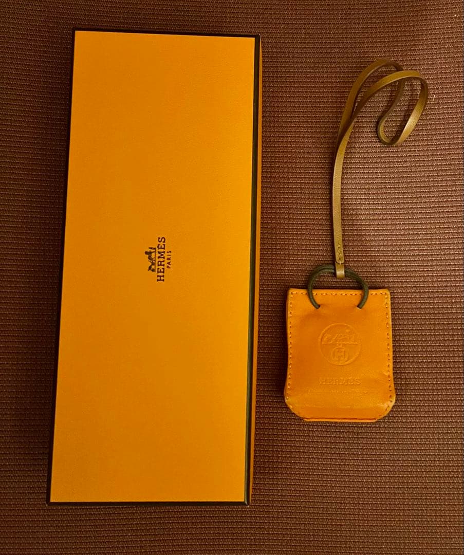 エルメス サックオランジュ レザーチャーム ストラップ ロゴ ショッパー エルメス)サック・オランジュ オレンジショッパー型チャーム (HERMES