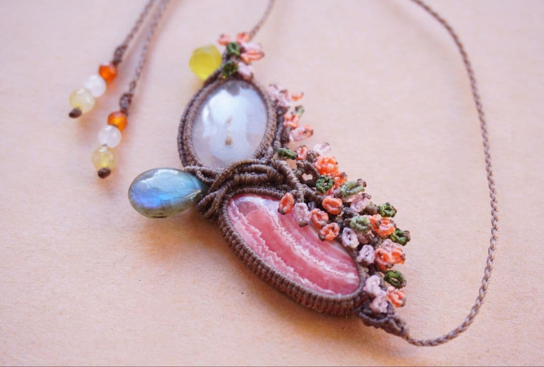 《花笑み》インカローズ　ソーラークォーツ　ラブラドライト　マクラメ　ネックレス