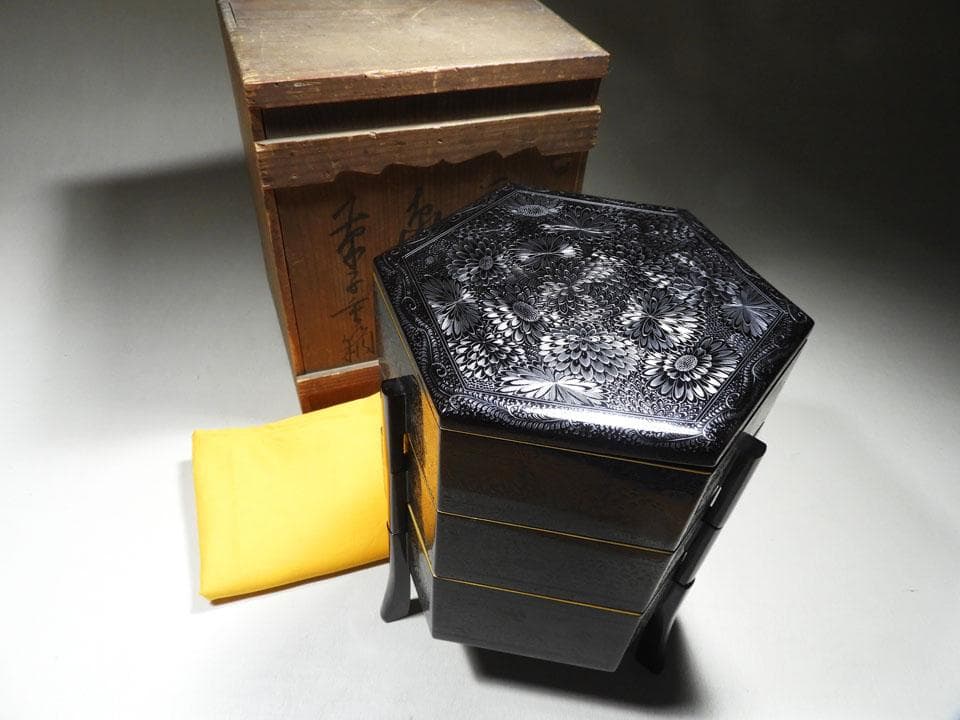 ●旧家名品 三つ重ね 亀甲形 菓子重箱 華やかな菊尽くし 美品 明治 大正 箱付 加賀亀甲重【和風三段重】｜お惣菜など冷凍食品・調味料・無添加化粧品