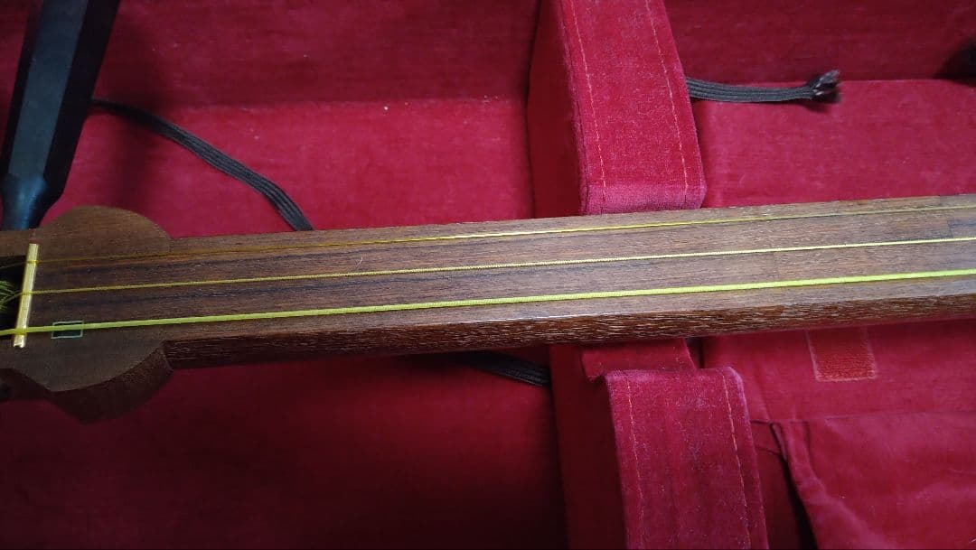 皮が割れない津軽三味線（破れなし、ケースつき、目利きの方に）